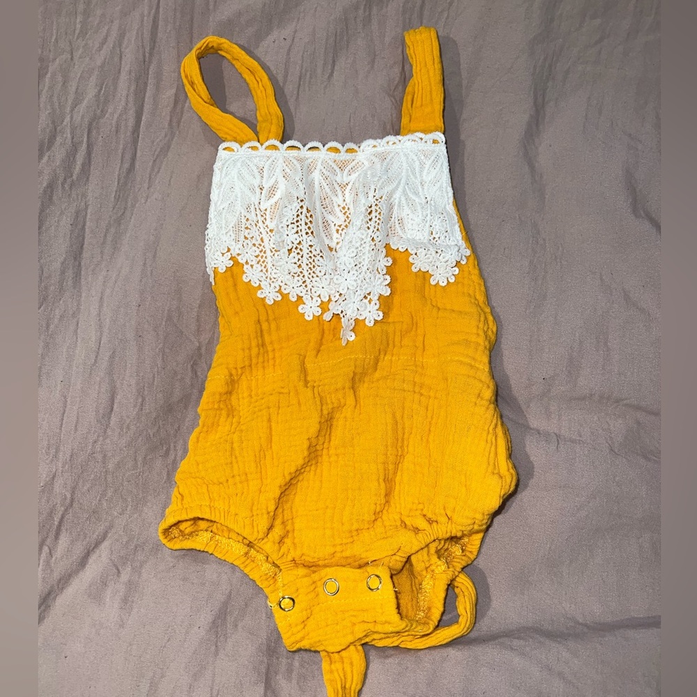 Newborn photo outfit (yellow)